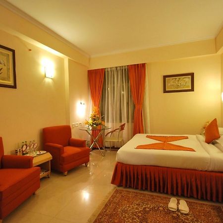 The Senator Hotel Kolkata Bagian luar foto