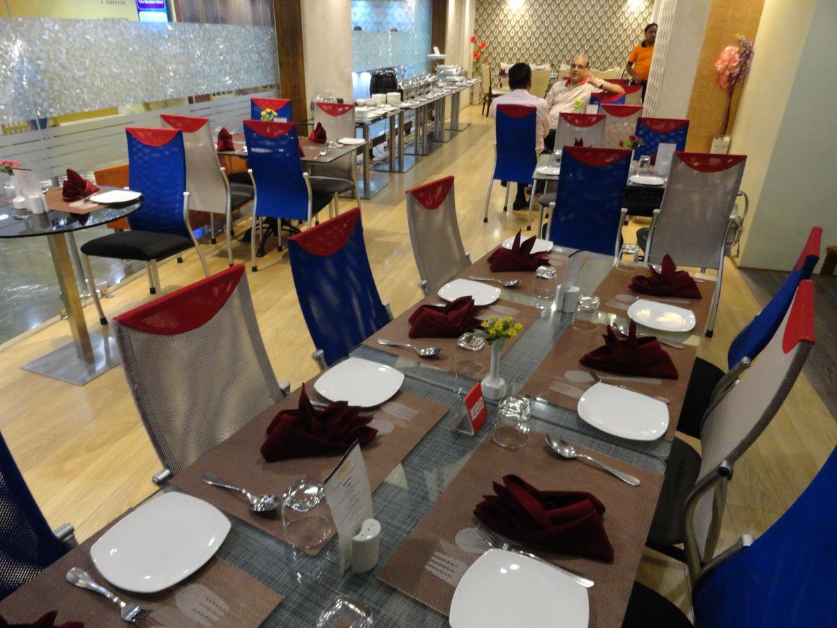 The Senator Hotel Kolkata Bagian luar foto