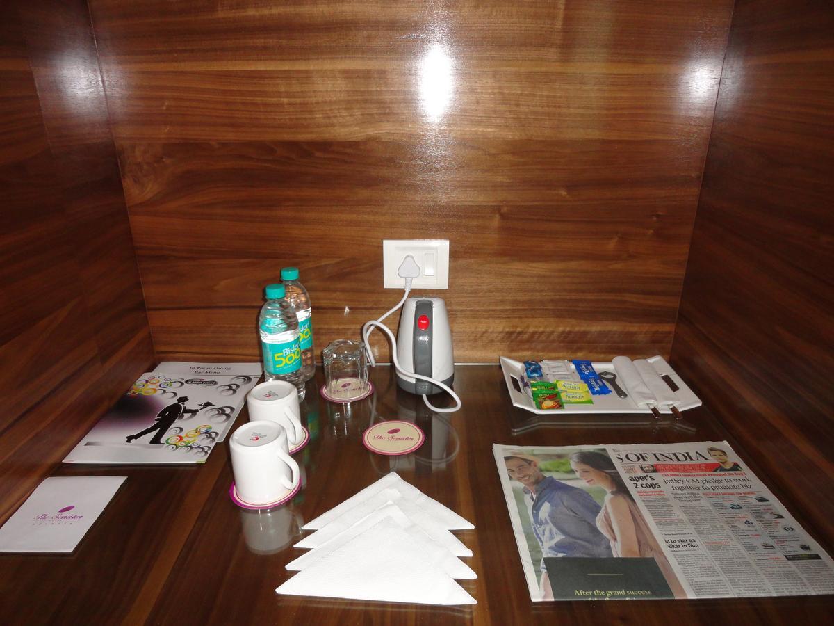 The Senator Hotel Kolkata Bagian luar foto