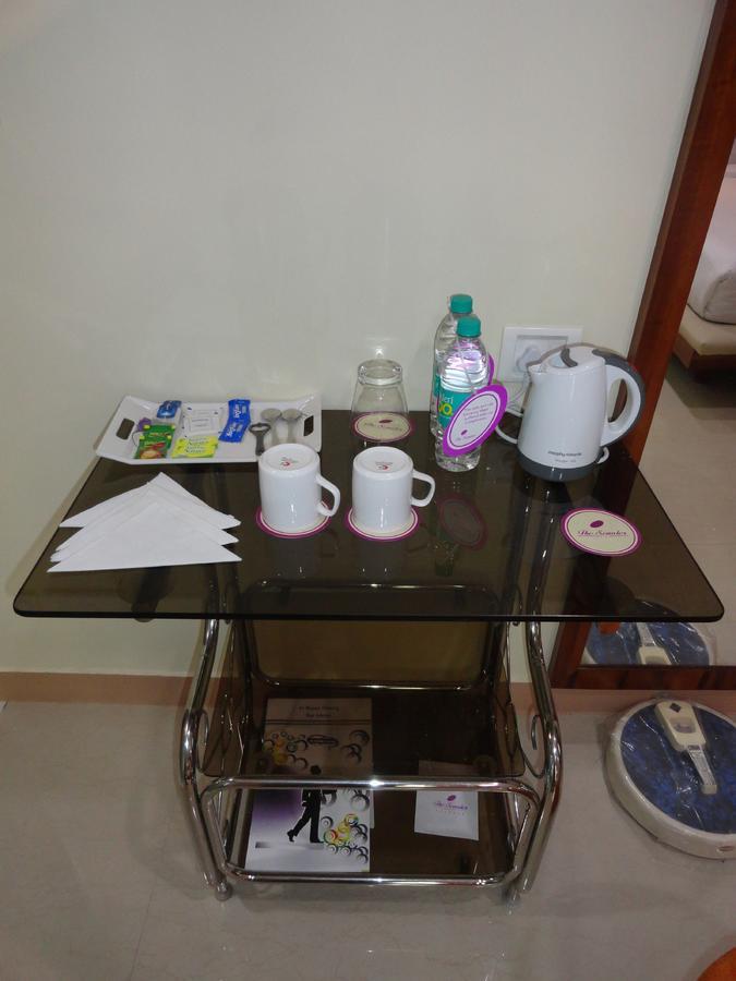 The Senator Hotel Kolkata Bagian luar foto