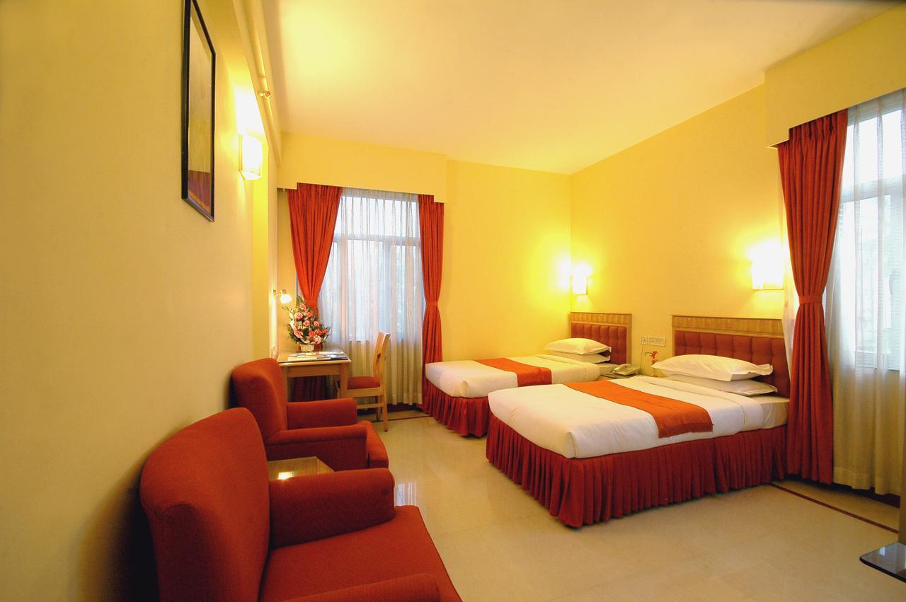 The Senator Hotel Kolkata Bagian luar foto