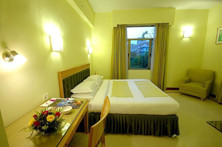 The Senator Hotel Kolkata Bagian luar foto