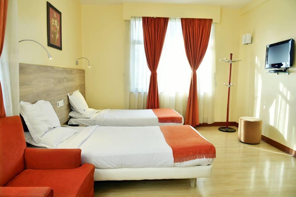 The Senator Hotel Kolkata Bagian luar foto