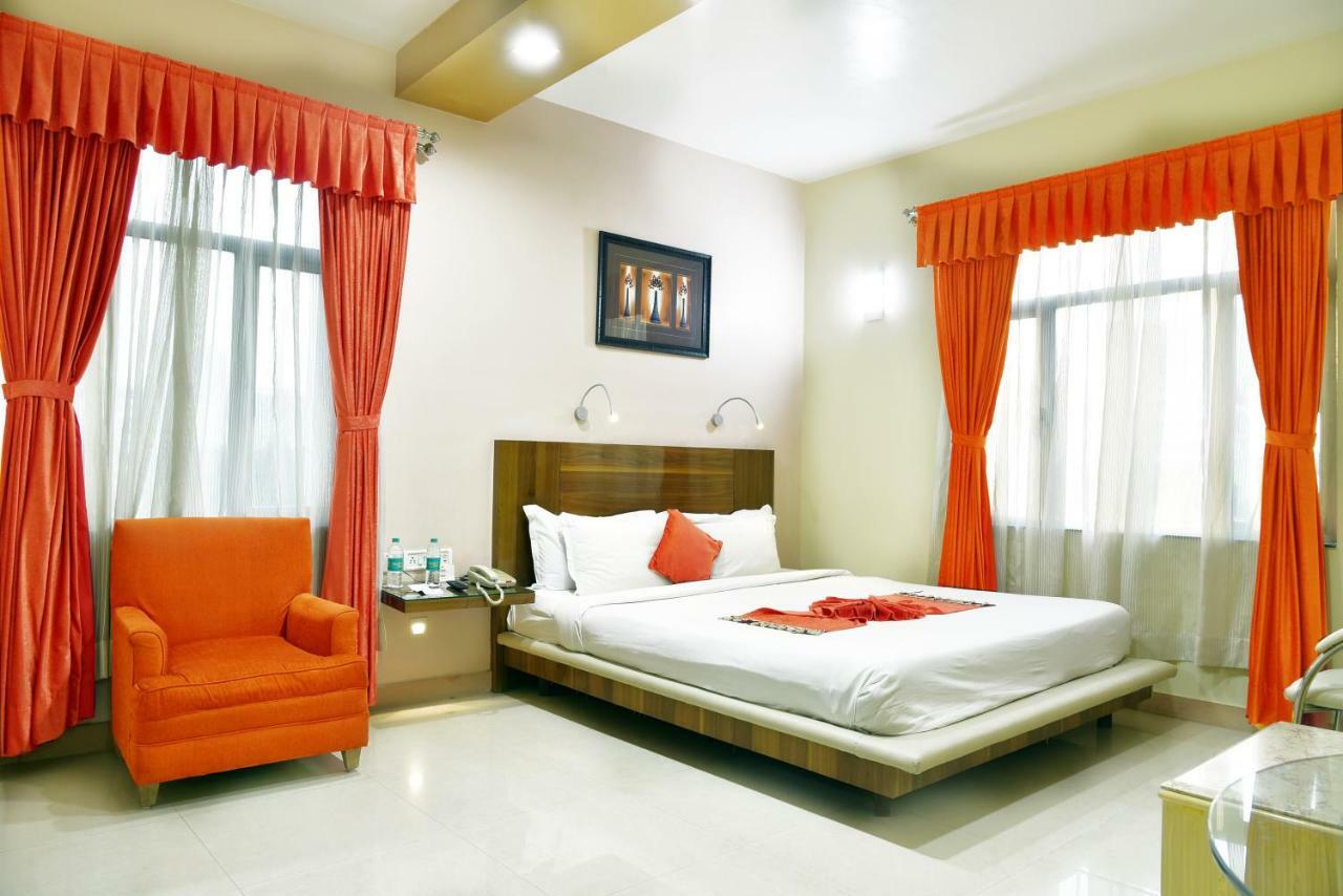 The Senator Hotel Kolkata Bagian luar foto
