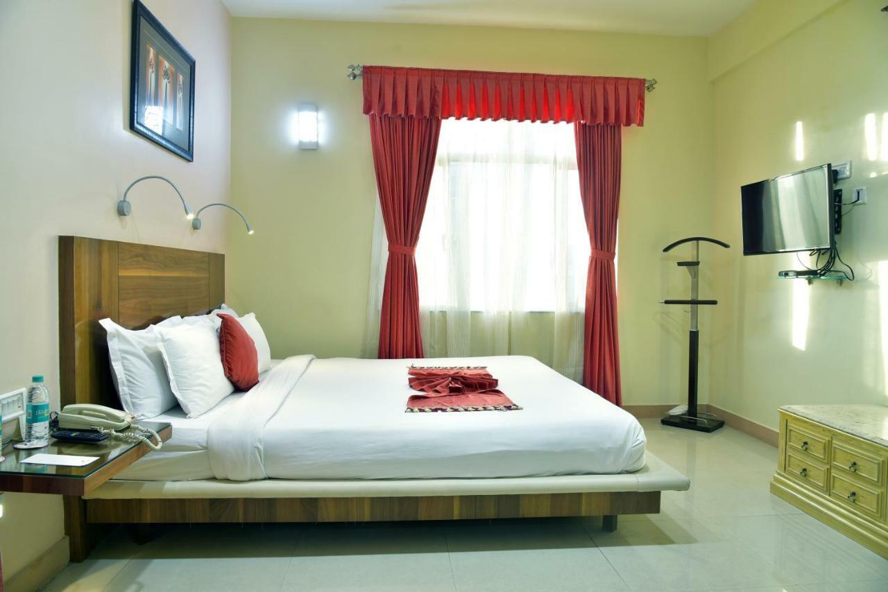 The Senator Hotel Kolkata Bagian luar foto